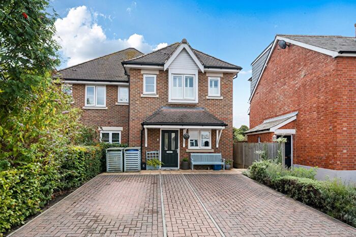 3 Bedroom Semi-Detached House For Sale In South Street, Farnborough, GU14