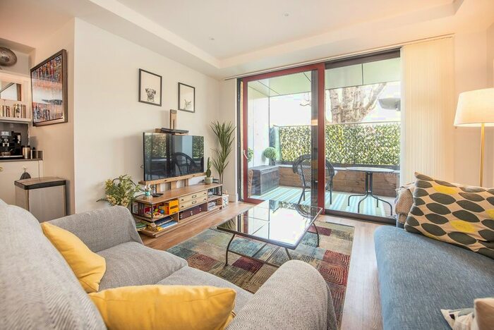 3 Bedroom Flat To Rent In Knaresborough Drive, London, SW18