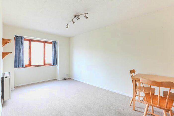 1 Bedroom Flat To Rent In Station Road, Redhill, RH1