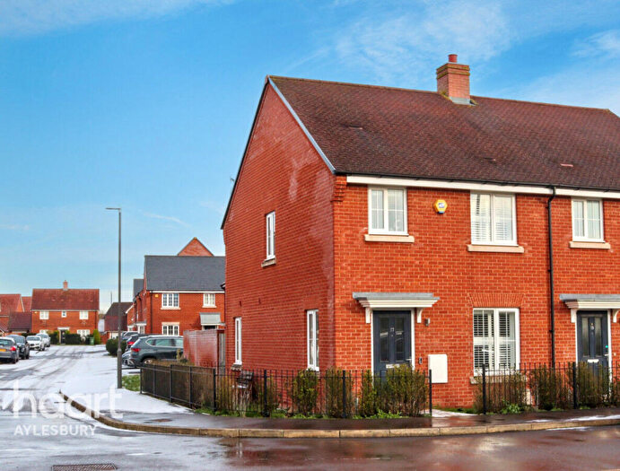 3 Bedroom End Of Terrace House For Sale In Moore Crescent, Aylesbury, HP18