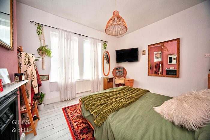3 Bedroom Terraced House For Sale In St. Saviours Crescent, Luton, Bedfordshire, LU1