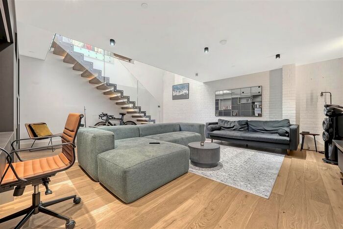 2 Bedroom Flat To Rent In Barnaby Place, London, SW7