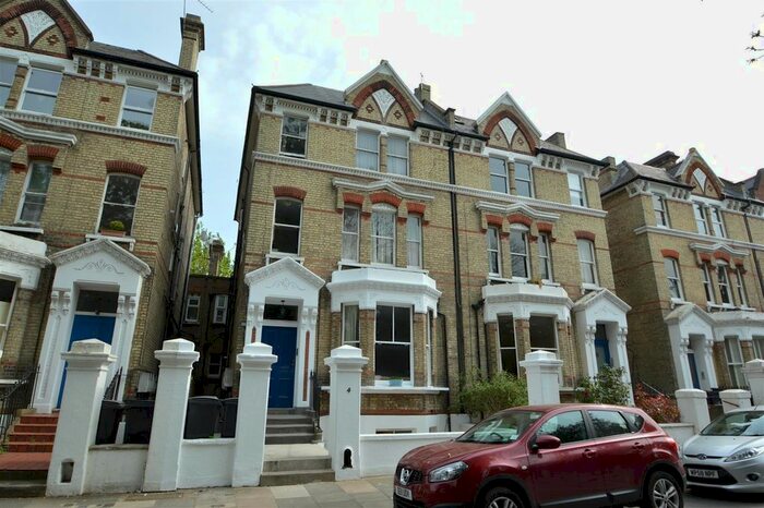 1 Bedroom Flat For Sale In St. Andrew's Square, Surbiton, KT6