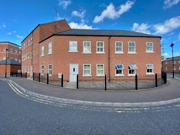 2 Bedroom Flat To Rent In Pine Street, Fairford Leys, Aylesbury, HP19