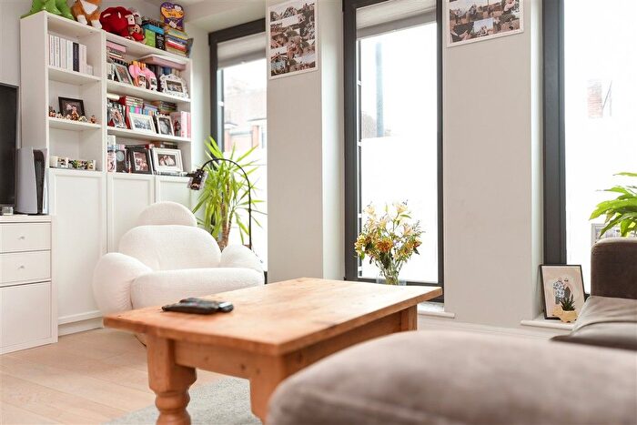 2 Bedroom Flat For Sale In High Street, Dorking, Surrey, RH4