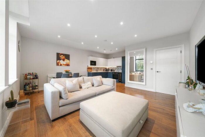 1 Bedroom Flat For Sale In Littleworth Road, Esher, Surrey, KT10