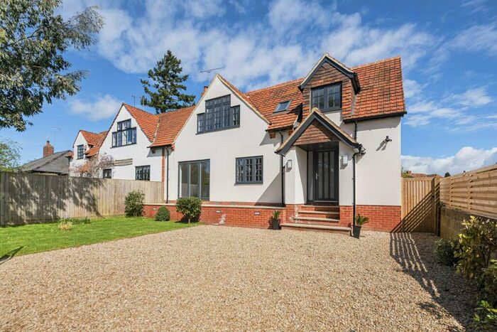 4 Bedroom Detached House To Rent In Hawthorns, Henley-on-Thames, RG9