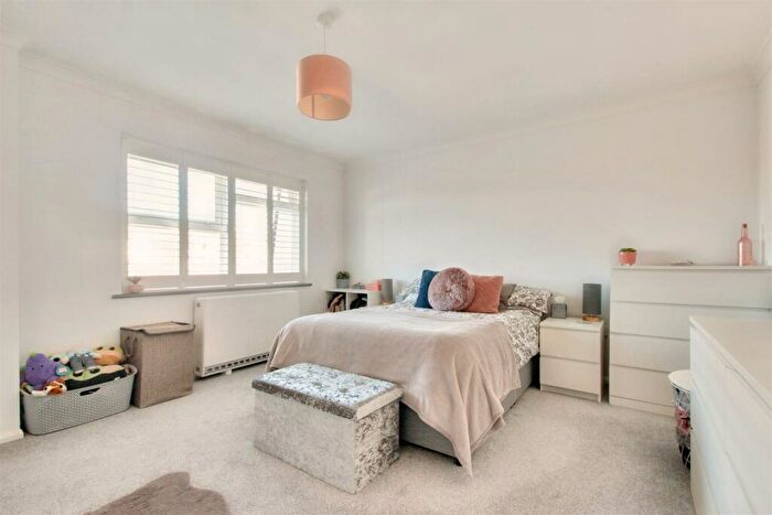 1 Bedroom Flat For Sale In Greystone Avenue, Worthing, BN13