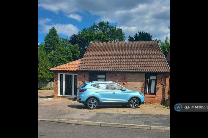 4 Bedroom Bungalow To Rent In Greenham Walk, Woking, GU21