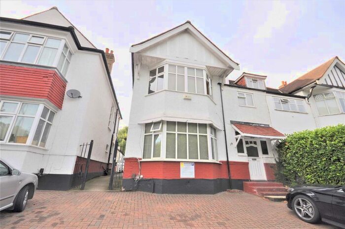 Studio To Rent In Queens Road, London NW4