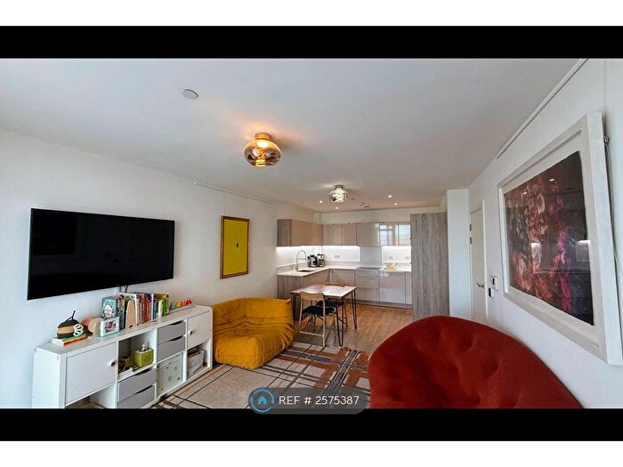 2 Bedroom Flat To Rent In Loop Court, London, SE10