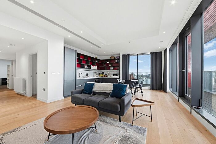 4 Bedroom Flat For Sale In Defoe House, City Island Way, London, E14