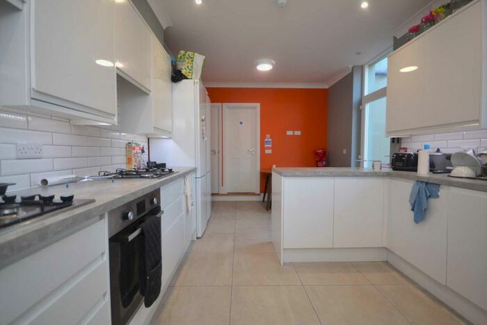 6 Bedroom Terraced House To Rent In London Road, Reading, RG1