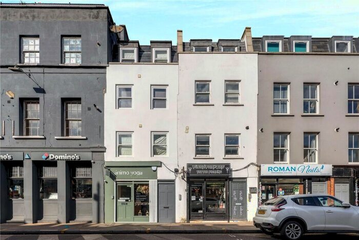 Flat To Rent In Luxon House, Roman Road, Bow, London, E3