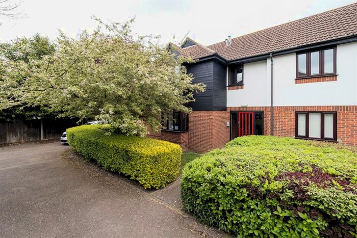 2 Bedroom Flat To Rent In Copperfields, Basildon, SS15