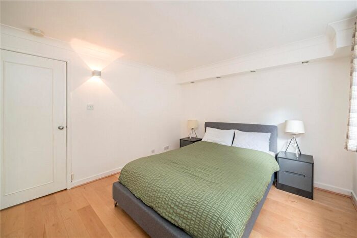 1 Bedroom Apartment For Sale In Falcon Way, London, E14