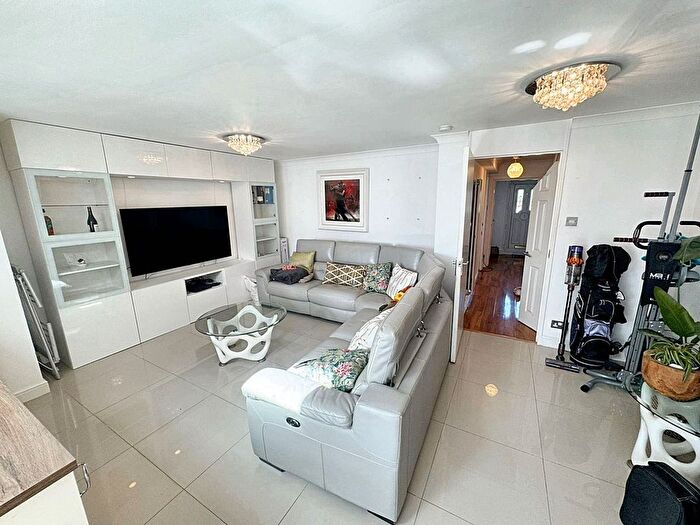 3 Bedroom End Of Terrace House For Sale In Farriers Way, Borehamwood, WD6