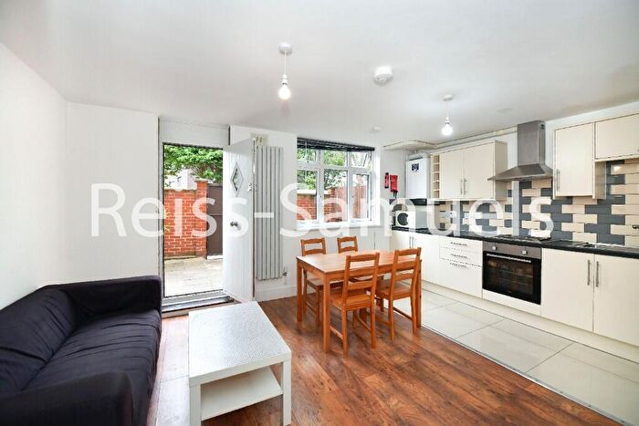 4 Bedroom Maisonette To Rent In Manchester Road, Isle Of Dogs, London, E14