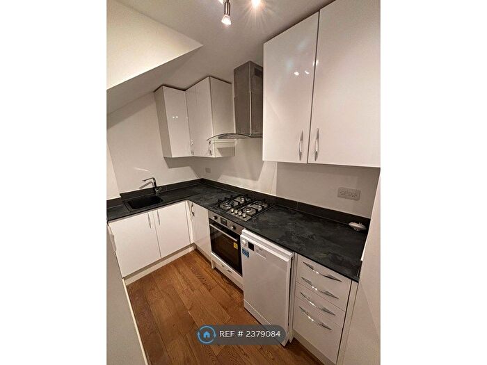 2 Bedroom Flat To Rent In Southdown Road, Shawford, Winchester, SO21