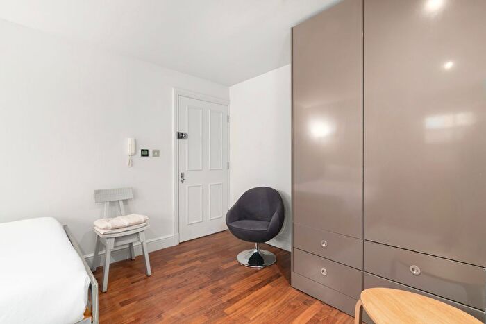 Studio To Rent In St Charles Square, London, W10