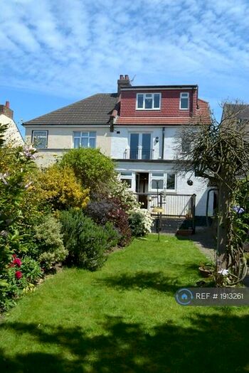 4 Bedroom Semi-Detached House To Rent In Princes Road, Romford, RM1