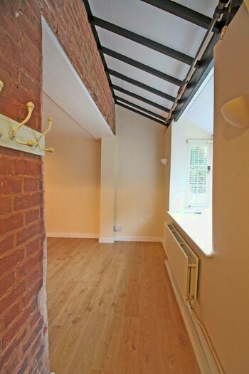 2 Bedroom Cottage To Rent In Coysh Square, Topsham, EX3