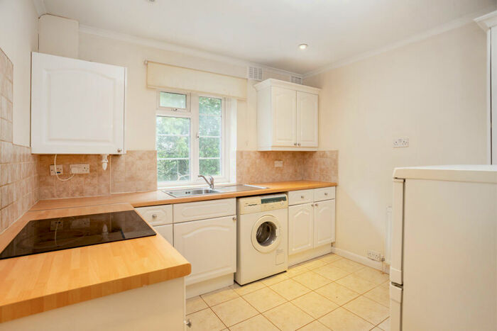 2 Bedroom Apartment To Rent In Monument Hill, Weybridge, KT13