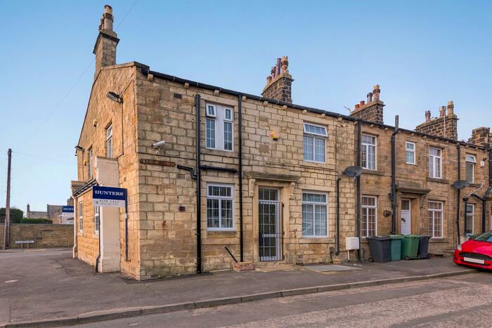 2 Bedroom Flat To Rent In Swaine Hill Street, Yeadon, Leeds, LS19