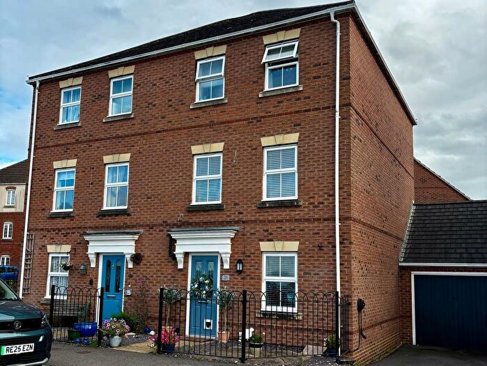 4 Bedroom Town House For Sale In Whitgift Close, Basingstoke, RG22