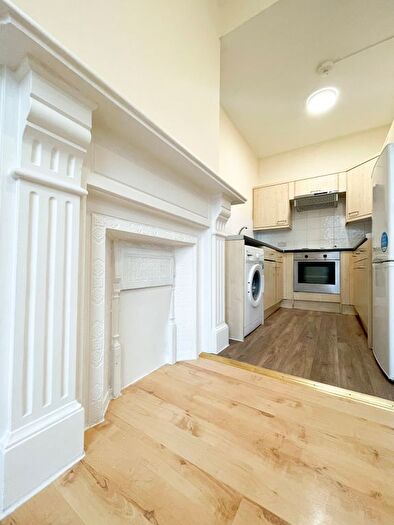 2 Bedroom Flat To Rent In Streatham High Road, London, SW16