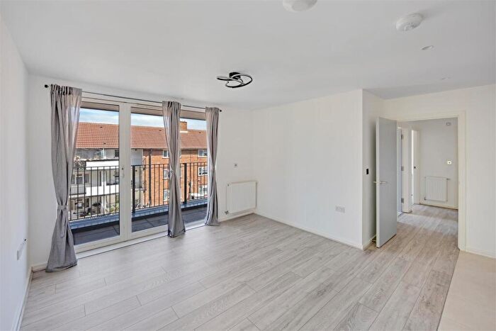 2 Bedroom Flat To Rent In Florian Court, East City Point, E16