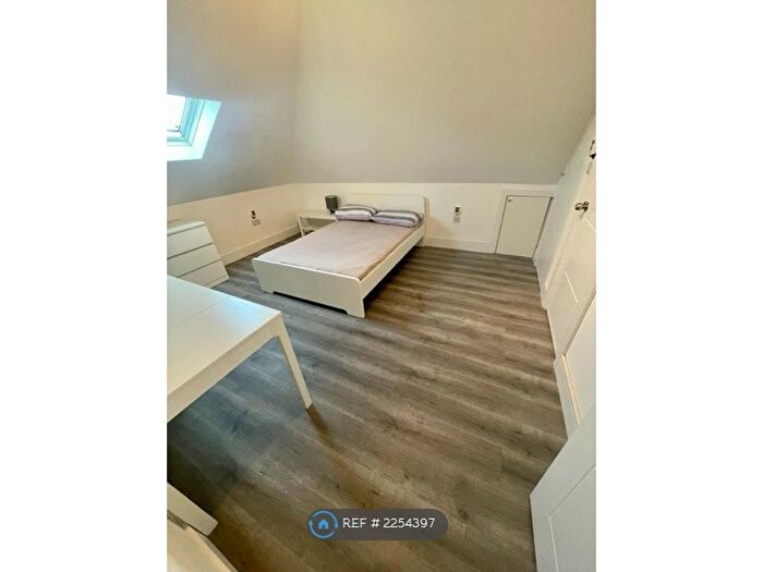 1 Bedroom Studio To Rent In Short Lane, Staines-Upon-Thames, TW19