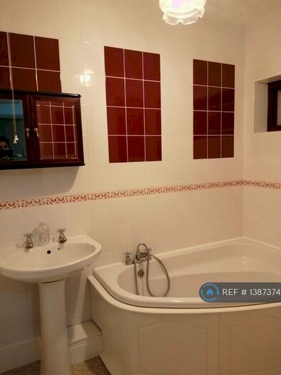 5 Bedroom Bungalow To Rent In St Johns Road, Slough, SL2