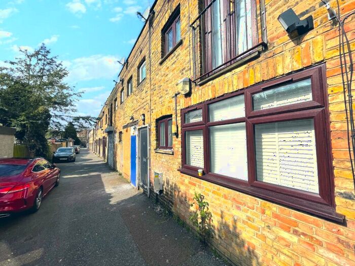 Flat To Rent In Knotts Green Mews, Leyton, London, E10