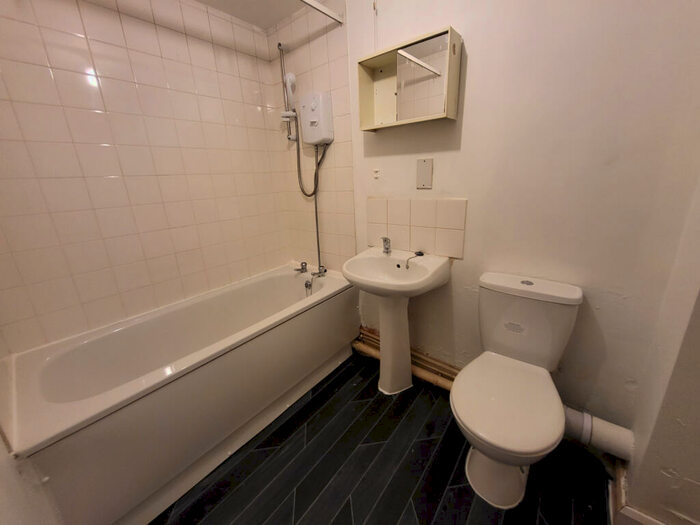 1 Bedroom Apartment To Rent In Akhtar House, Oxford Road, Manchester. ., M1