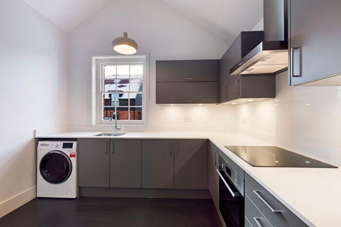 1 Bedroom Flat To Rent In Warley Street, Great Warley, Brentwood, CM13