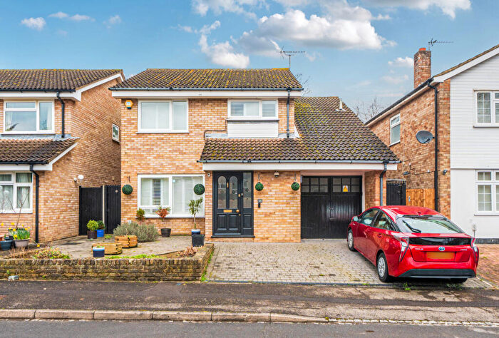 4 Bedroom Detached House For Sale In Badgers Copse, Worcester Park, Surrey, KT4