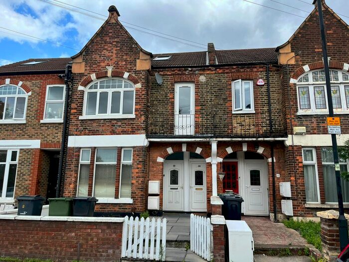 3 Bedroom Flat To Rent In Estreham Road, London, SW16