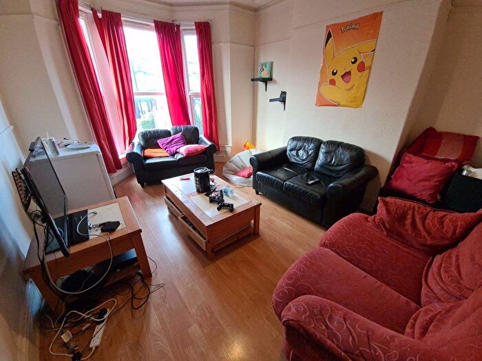 5 Bedroom Semi-Detached House To Rent In Cardigan Road, Leeds, LS6