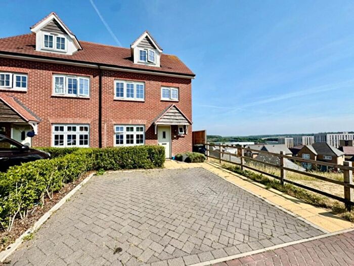 4 Bedroom Semi Detached House For Sale In Armstrong Road, Luton, LU2