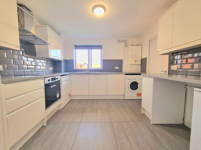 3 Bedroom Flat To Rent In Magpie Hall Lane, Bromley, BR2