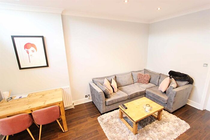 2 Bedroom Flat To Rent In Station Road, Winchmore Hill, N21