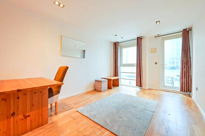 2 Bedroom Flat To Rent In City Tower, Docklands, London, E14