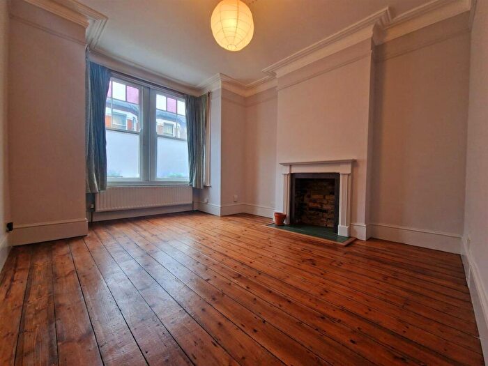 2 Bedroom Flat To Rent In Elspeth Road, London, SW11