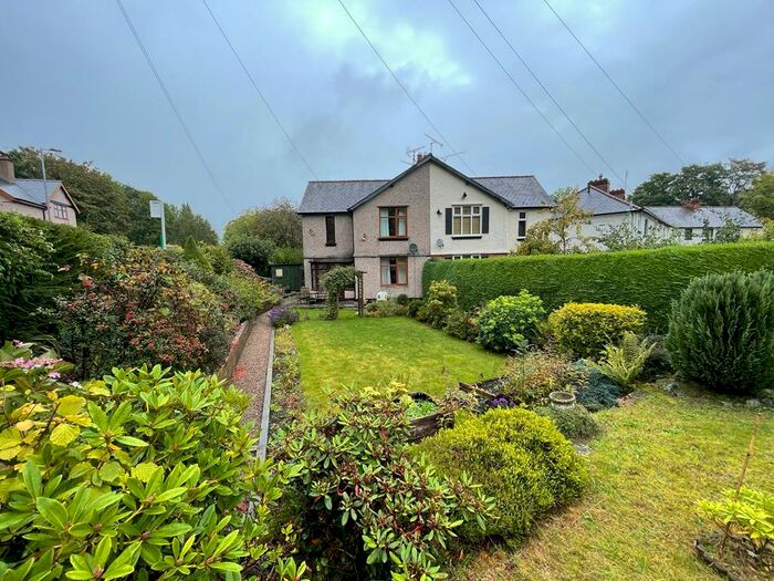 3 Bedroom Semi-Detached House For Sale In Park Avenue, Llangollen, LL20