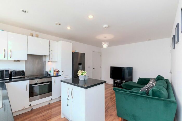 3 Bedroom Flat To Rent In Millstream Road, Tower Bridge, SE1