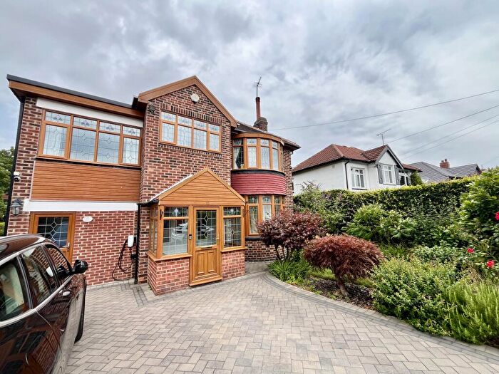 5 Bedroom Semi-Detached House To Rent In Sandhill Oval, Leeds, LS17