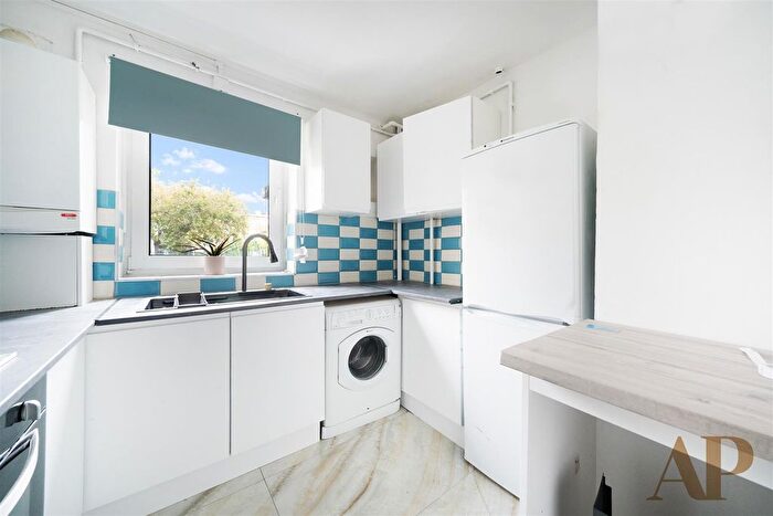 3 Bedroom Flat To Rent In Francis House, Colville Estate, London, N1