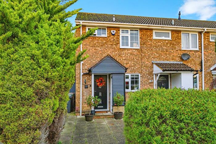 2 Bedroom End Of Terrace House For Sale In Cowdray Close, Luton, Bedfordshire, LU2