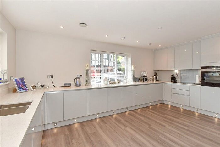 3 Bedroom Flat For Sale In Coppice Row, Theydon Bois, Epping, Essex, CM16